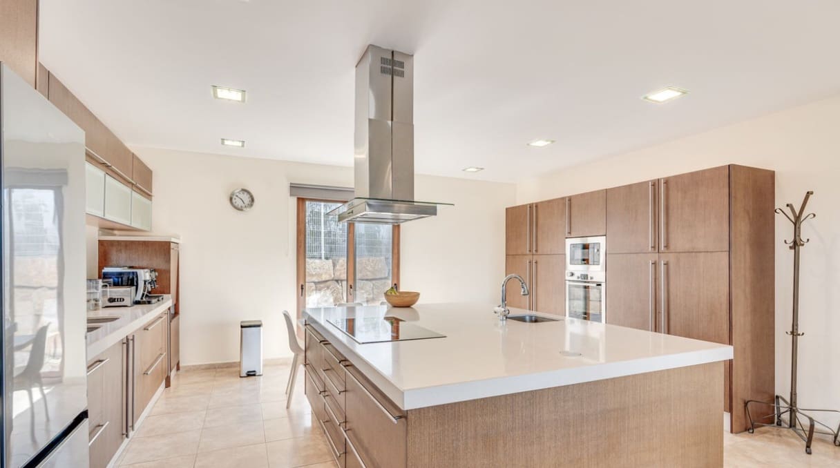 5 bedroom Villa for sale in Mijas Costa with pool garage - € 1,890,000 (Ref: 9824685)