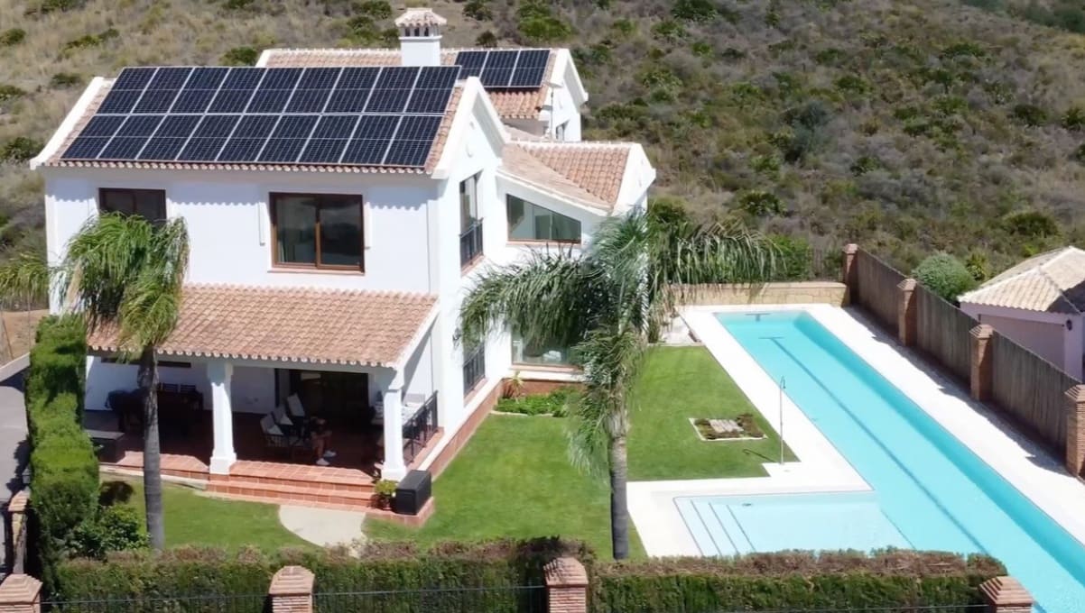 5 bedroom Villa for sale in Mijas Costa with pool garage - € 1,890,000 (Ref: 9824685)