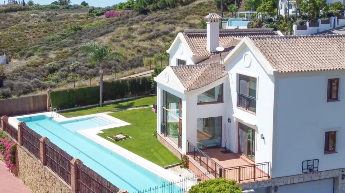 5 bedroom Villa for sale in Mijas Costa with pool garage - € 1,890,000 (Ref: 9824685)