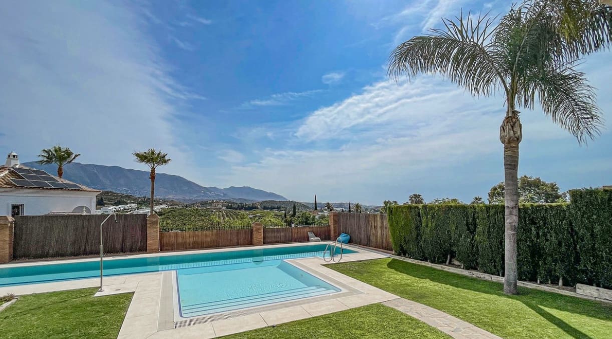 5 bedroom Villa for sale in Mijas Costa with pool garage - € 1,890,000 (Ref: 9824685)