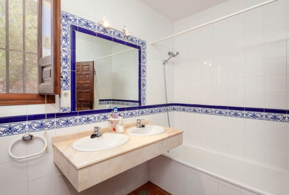13 soverom Villa til salgs i Almogia med svømmebasseng garasje - € 2 200 000 (Ref: 9824688)