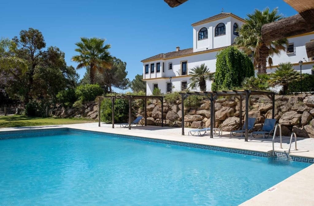 13 soverom Villa til salgs i Almogia med svømmebasseng garasje - € 2 200 000 (Ref: 9824688)
