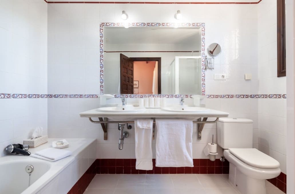 13 soverom Villa til salgs i Almogia med svømmebasseng garasje - € 2 200 000 (Ref: 9824688)