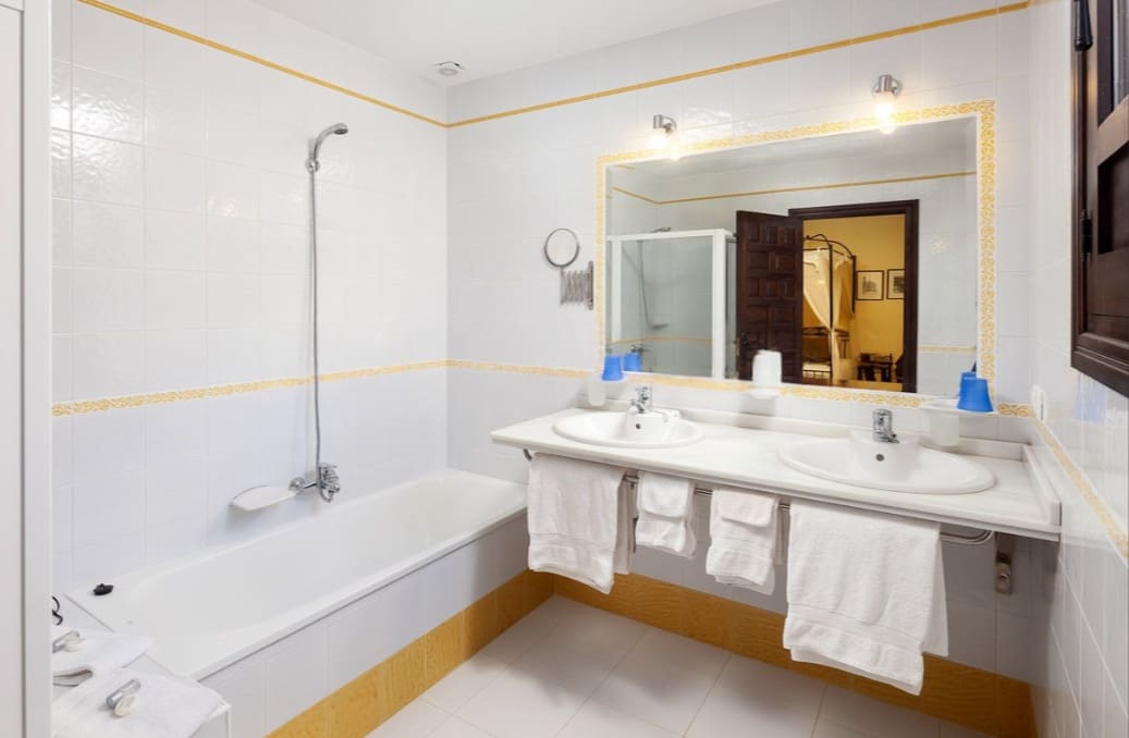 13 soverom Villa til salgs i Almogia med svømmebasseng garasje - € 2 200 000 (Ref: 9824688)
