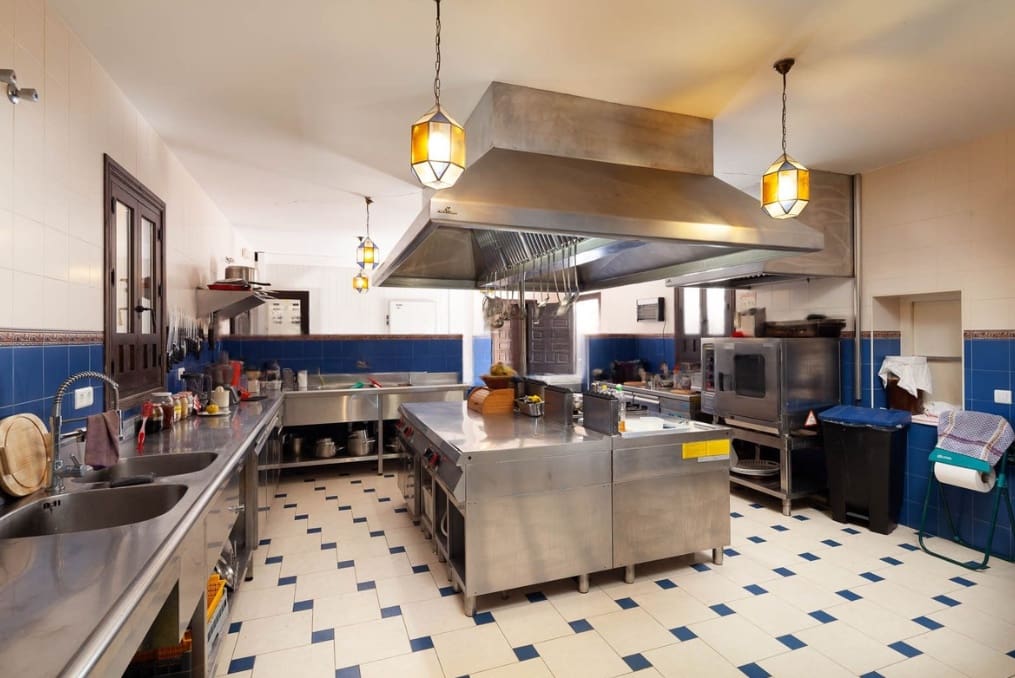 13 soverom Villa til salgs i Almogia med svømmebasseng garasje - € 2 200 000 (Ref: 9824688)