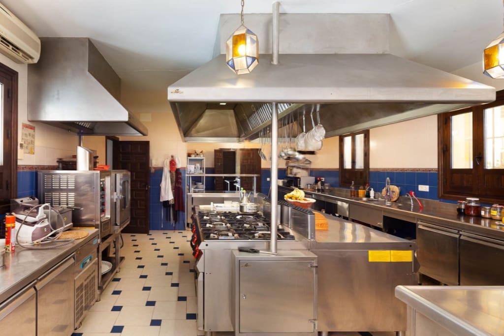 13 soverom Villa til salgs i Almogia med svømmebasseng garasje - € 2 200 000 (Ref: 9824688)