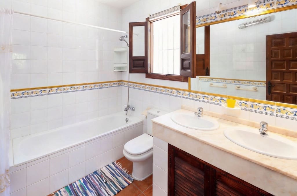13 soverom Villa til salgs i Almogia med svømmebasseng garasje - € 2 200 000 (Ref: 9824688)