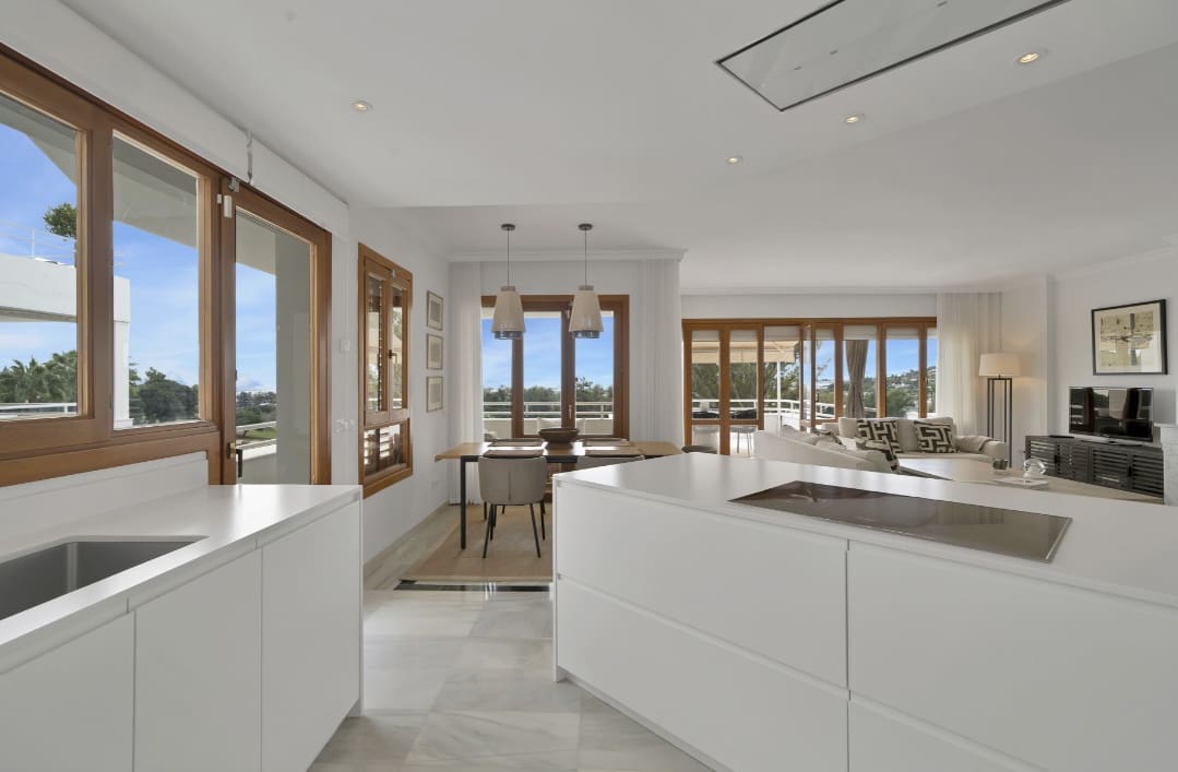 2 slaapkamer Appartement te koop in Marbella met zwembad garage - € 890.000 (Ref: 9824690)