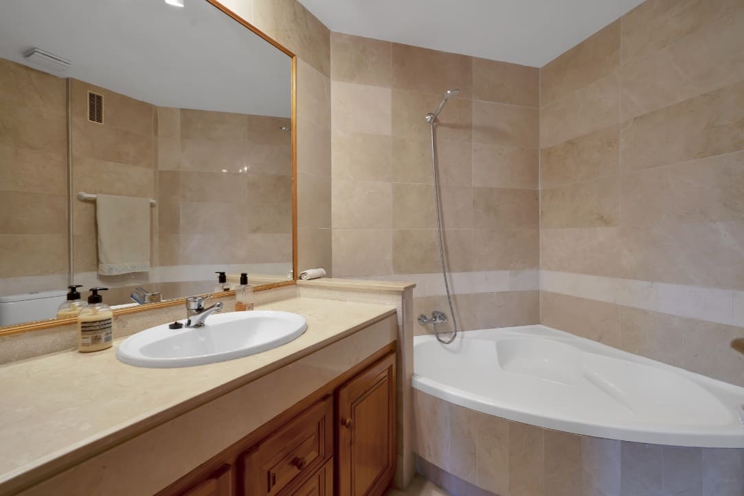 2 slaapkamer Appartement te koop in Marbella met zwembad garage - € 890.000 (Ref: 9824690)
