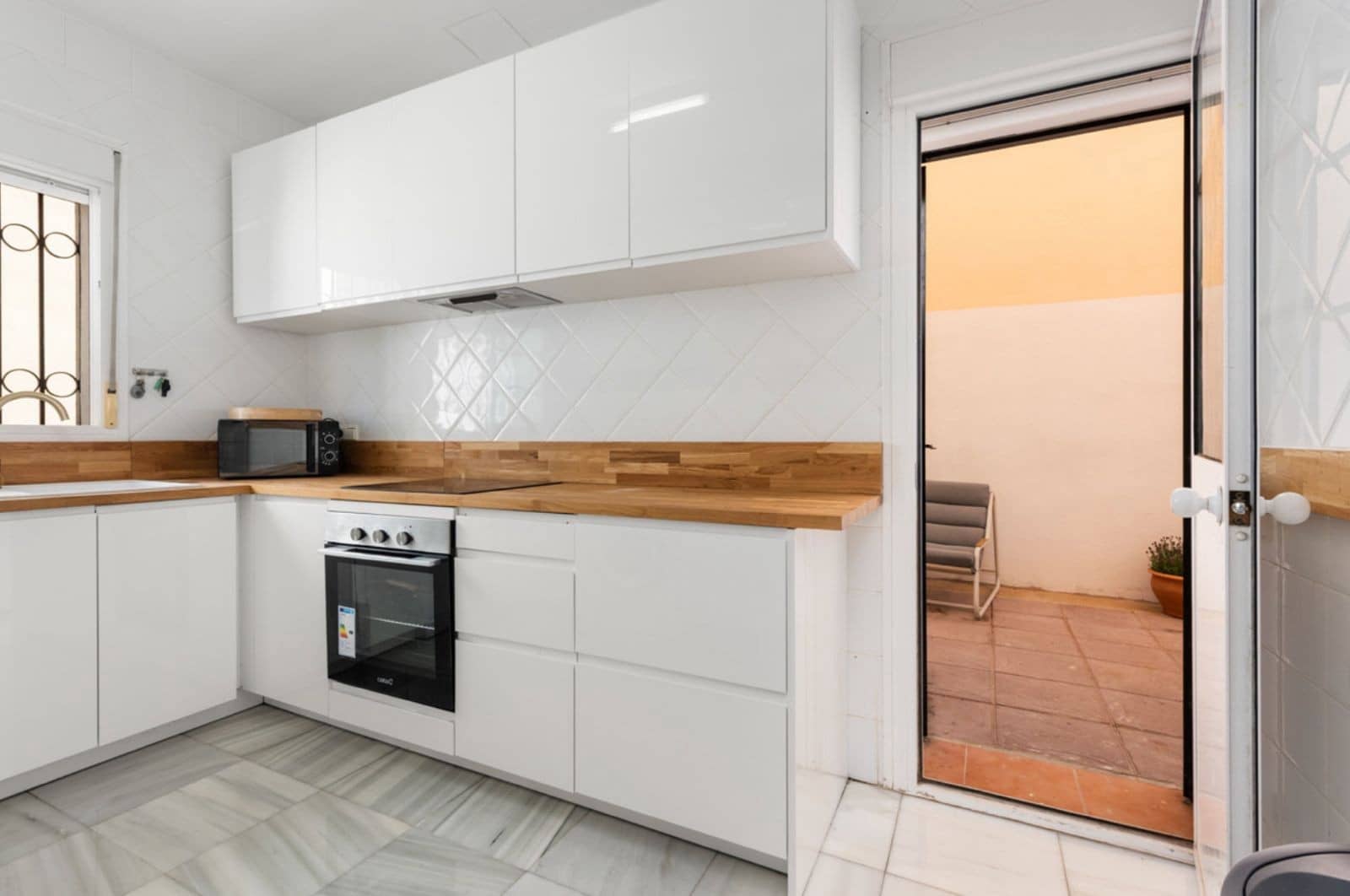 4 soverom Villa til salgs i Marbella med svømmebasseng garasje - € 795 000 (Ref: 9836023)