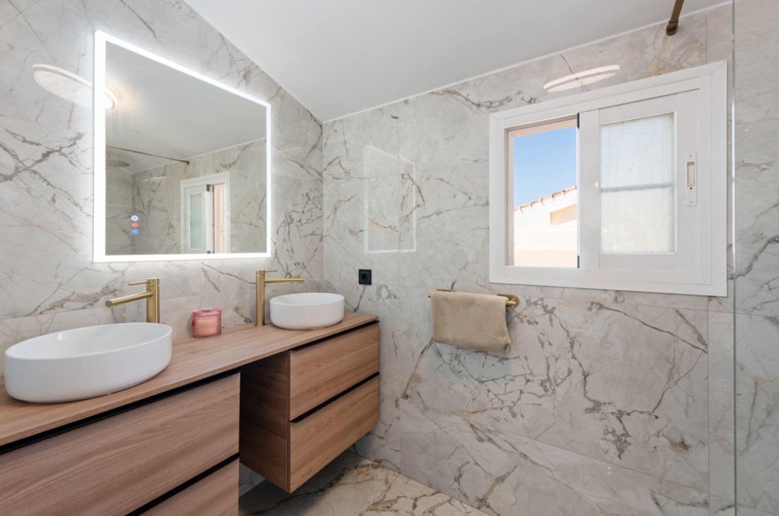 4 soverom Villa til salgs i Marbella med svømmebasseng garasje - € 795 000 (Ref: 9836023)