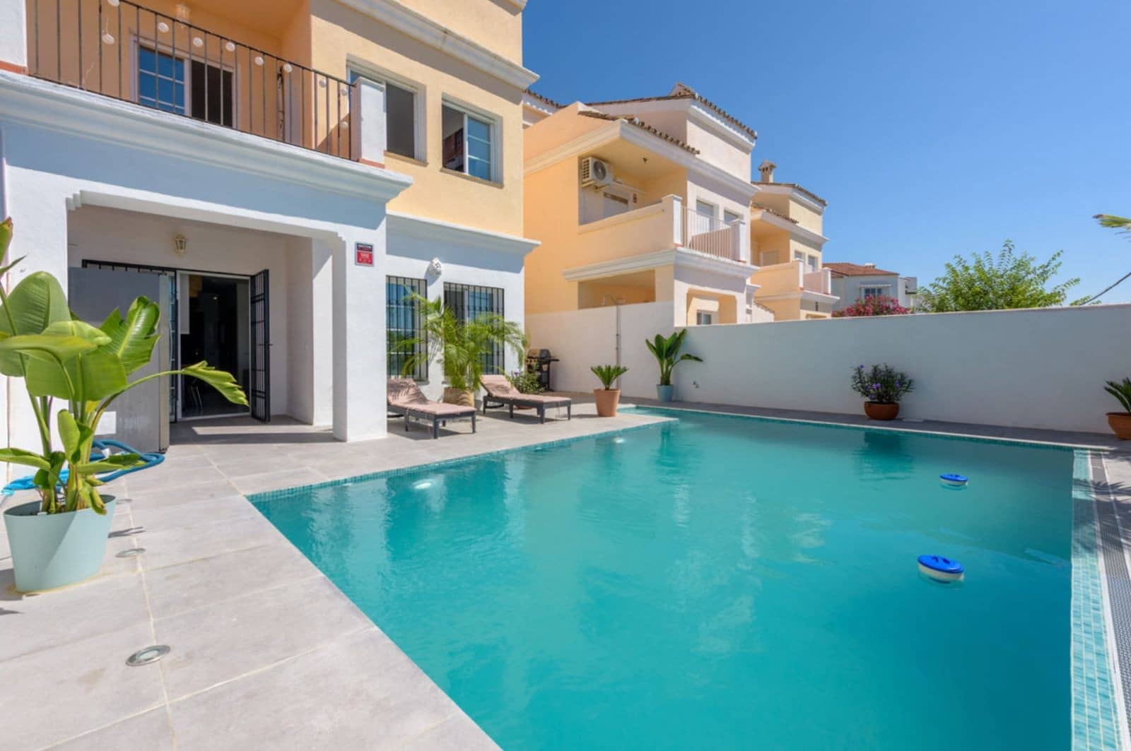 4 soverom Villa til salgs i Marbella med svømmebasseng garasje - € 795 000 (Ref: 9836023)