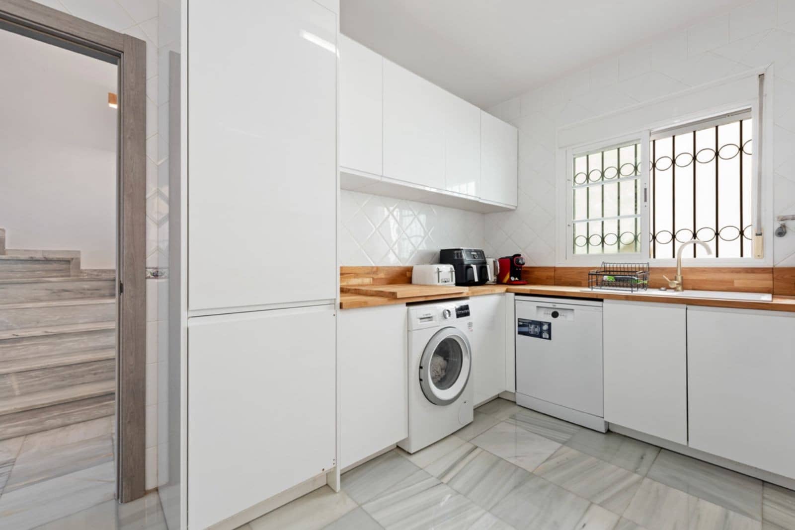 4 soverom Villa til salgs i Marbella med svømmebasseng garasje - € 795 000 (Ref: 9836023)