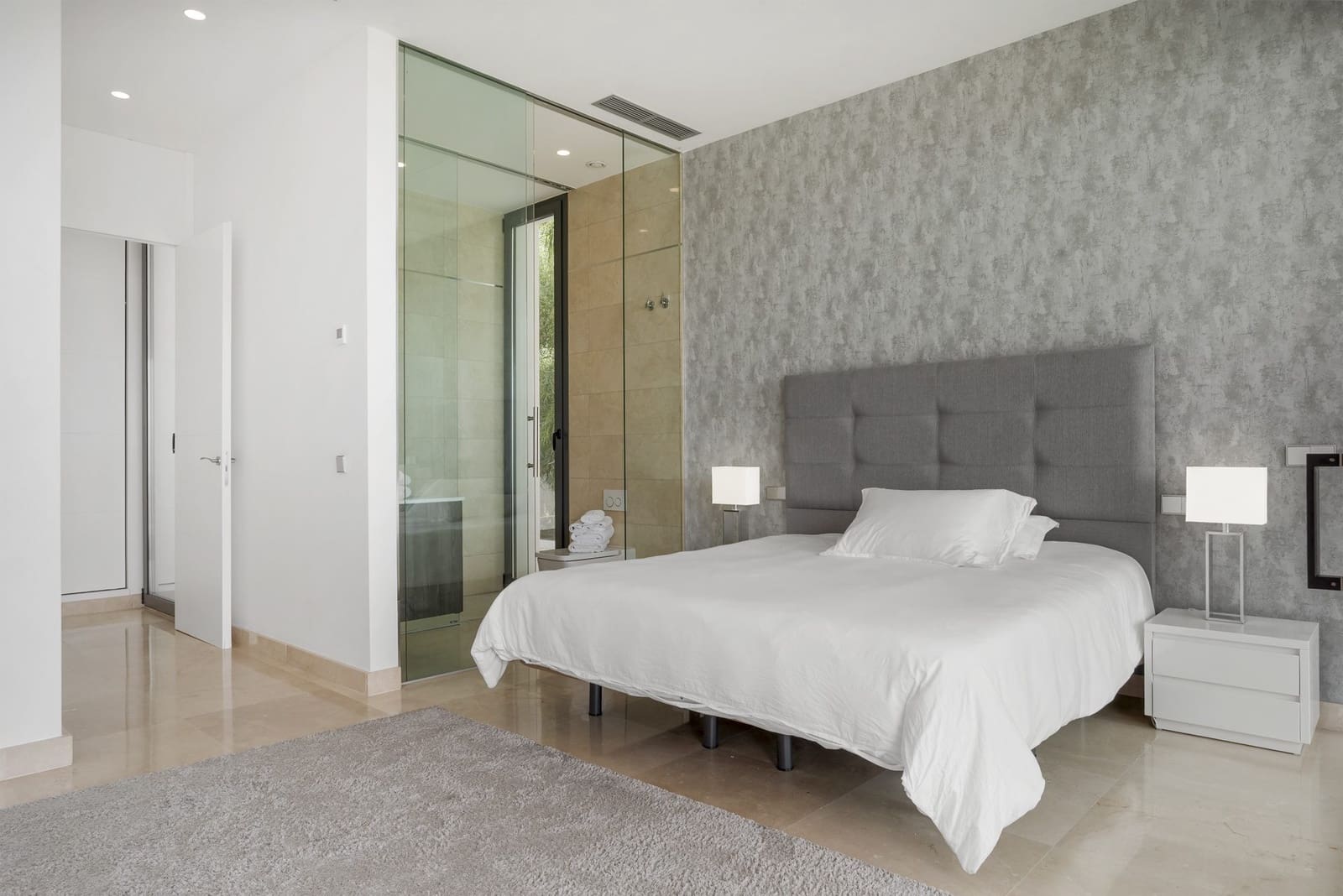 5 bedroom Villa for sale in Benahavis with pool garage - € 3,950,000 (Ref: 9836033)