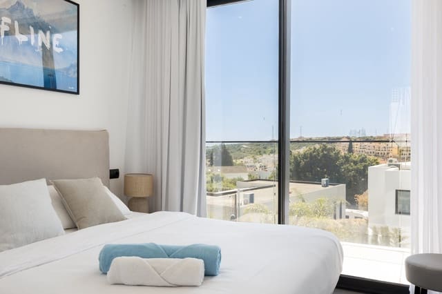4 sypialnia Willa na sprzedaż w Estepona z basenem garażem - 1 295 000 € (Ref: 9840868)