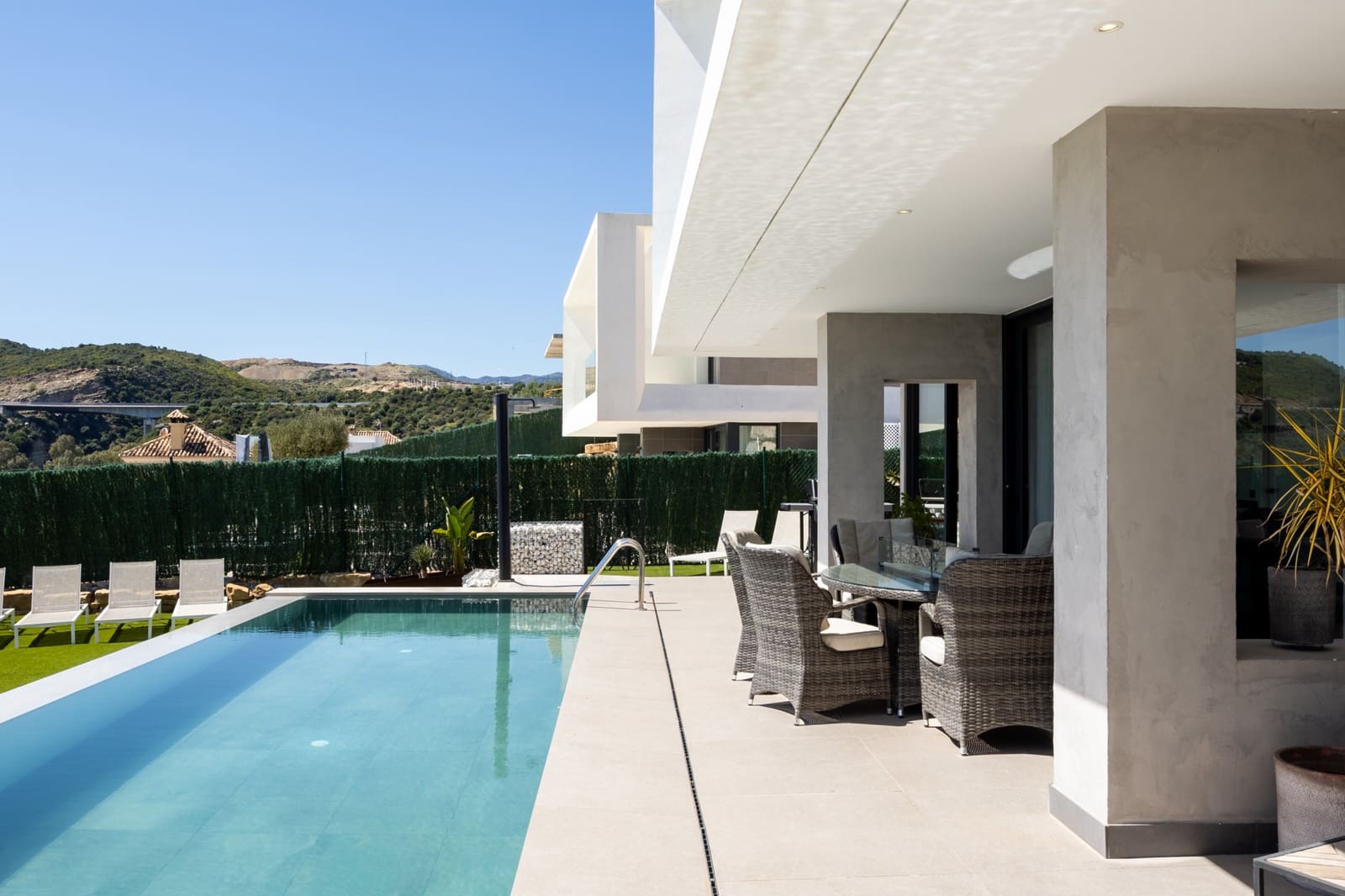 4 slaapkamer Villa te koop in Estepona met zwembad garage - € 1.295.000 (Ref: 9840868)