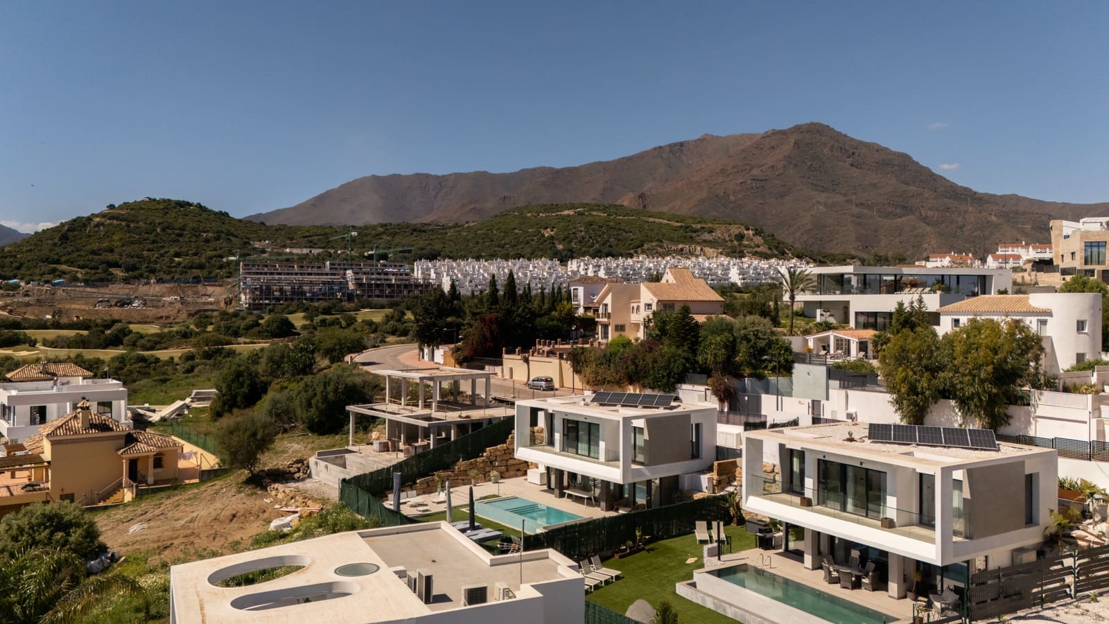 4 slaapkamer Villa te koop in Estepona met zwembad garage - € 1.295.000 (Ref: 9840868)