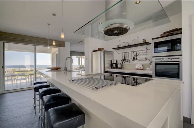 6 soverom Villa til salgs i Manilva med svømmebasseng garasje - € 2 975 000 (Ref: 9845115)