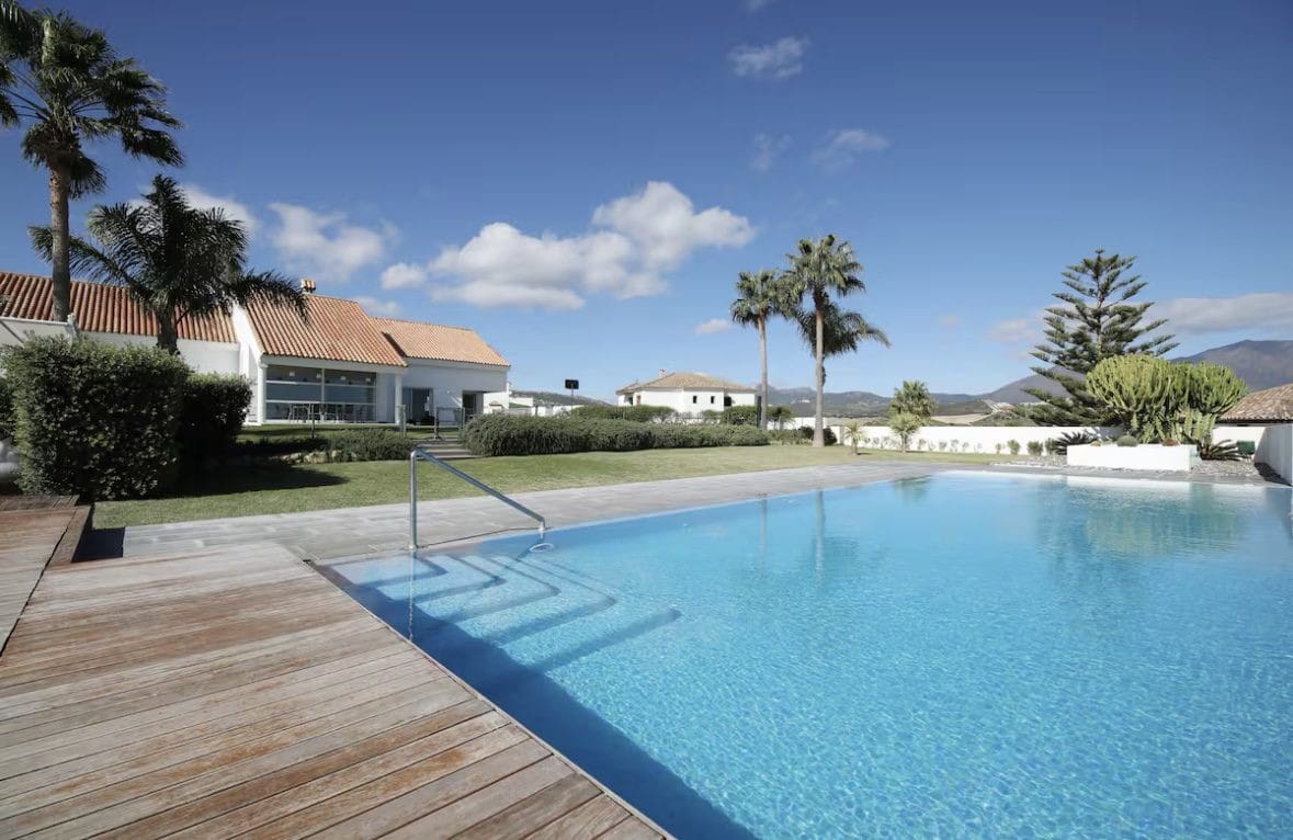6 soverom Villa til salgs i Manilva med svømmebasseng garasje - € 2 975 000 (Ref: 9845115)