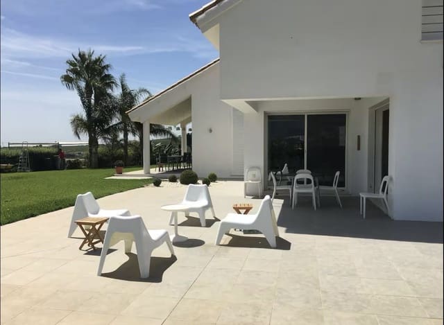 6 soverom Villa til salgs i Manilva med svømmebasseng garasje - € 2 975 000 (Ref: 9845115)