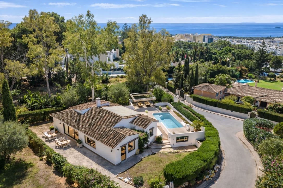 4 bedroom Villa for sale in Marbella with pool garage - € 2,695,000 (Ref: 9845118)
