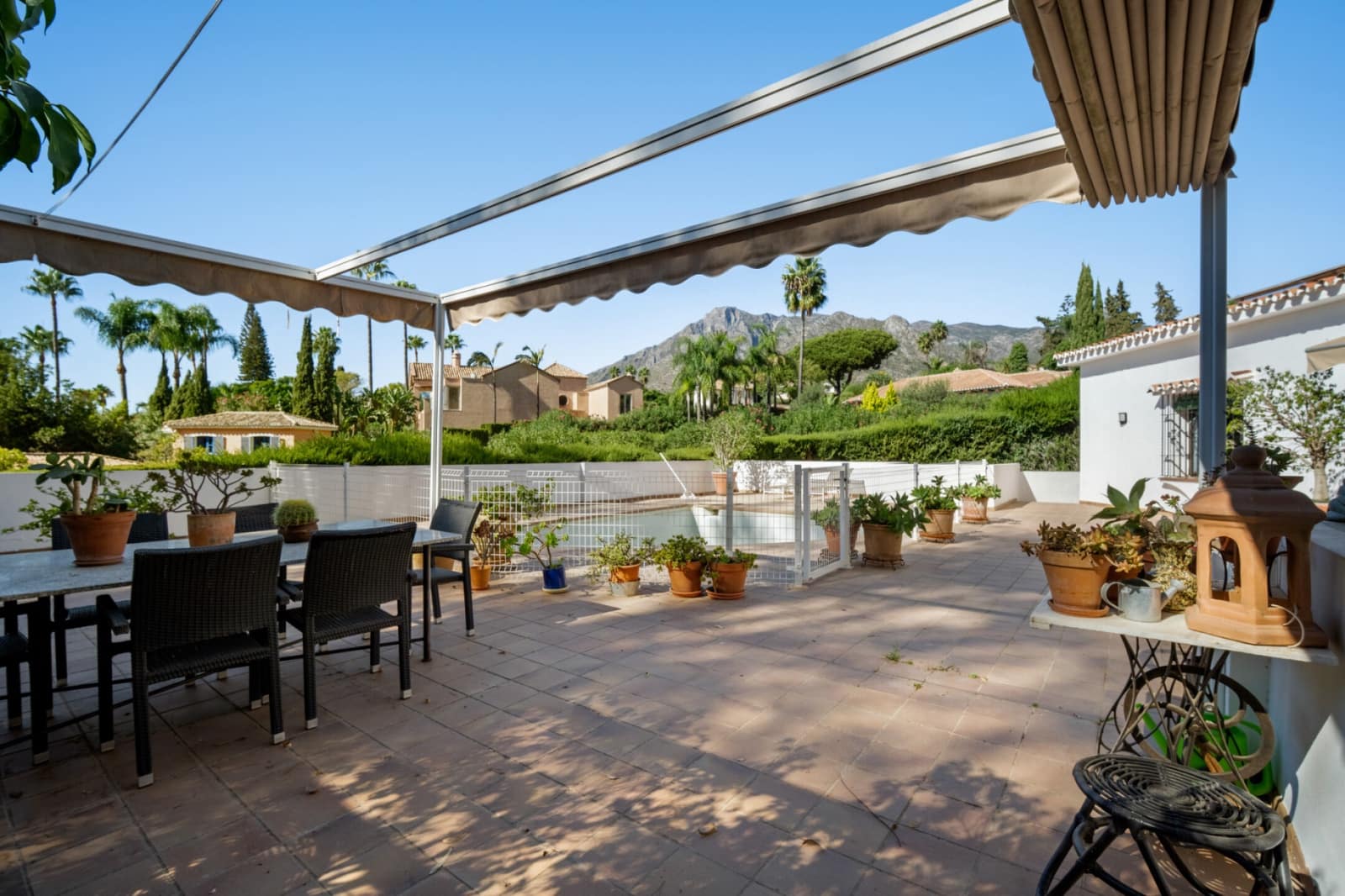 4 bedroom Villa for sale in Marbella with pool garage - € 2,695,000 (Ref: 9845118)