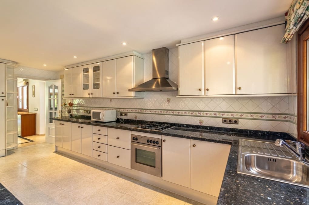 5 soveværelse Villa til salg i Marbella med swimmingpool garage - € 2.400.000 (Ref: 9845122)