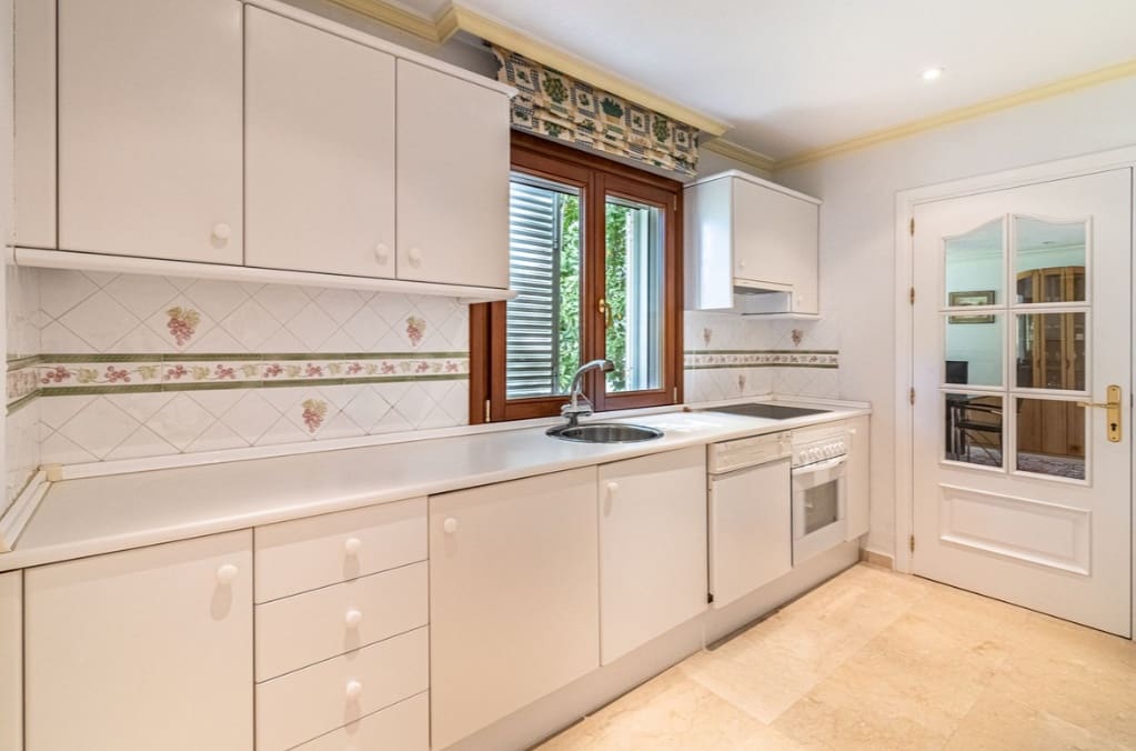 5 soveværelse Villa til salg i Marbella med swimmingpool garage - € 2.400.000 (Ref: 9845122)