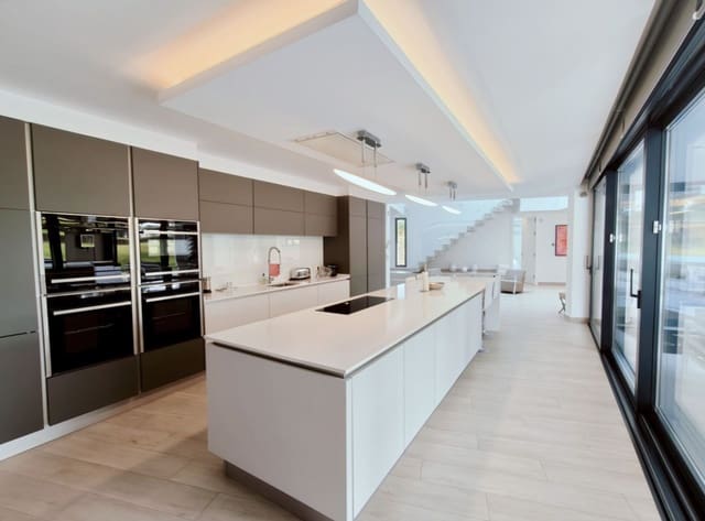 5 soveværelse Villa til salg i Sotogrande, San Roque med swimmingpool garage - € 2.800.000 (Ref: 9845135)