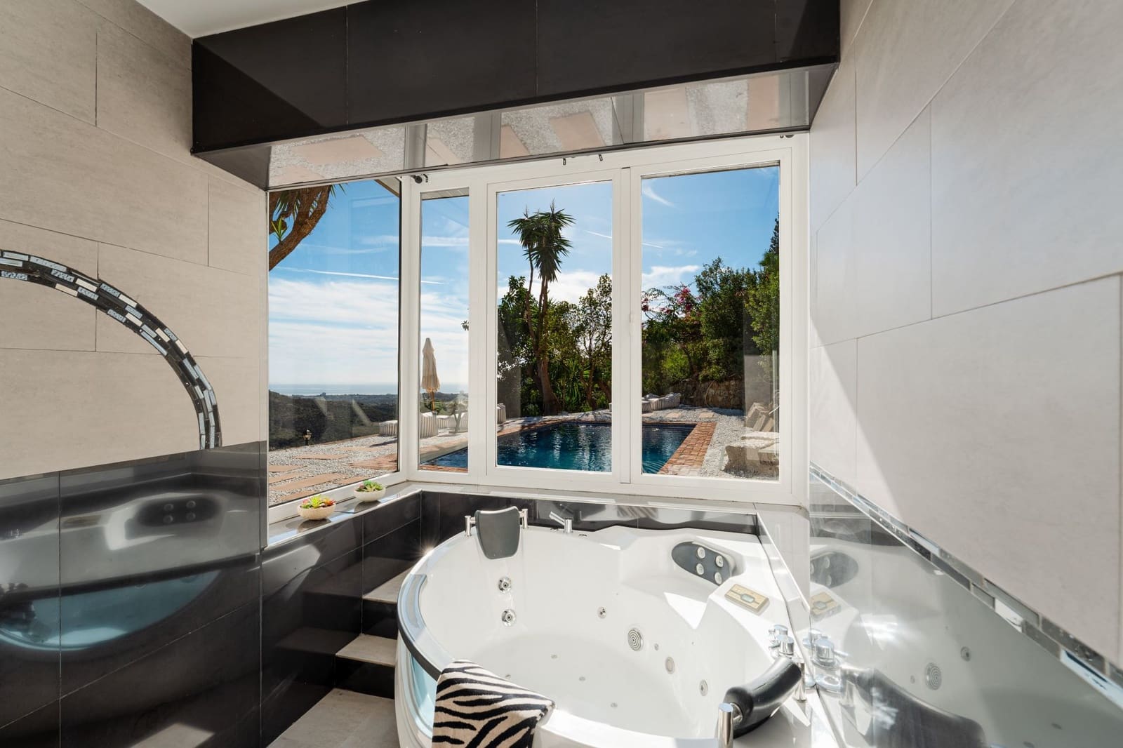 6 Zimmer Villa zu verkaufen in Marbella mit Pool Garage - 2.995.000 € (Ref: 9845136)