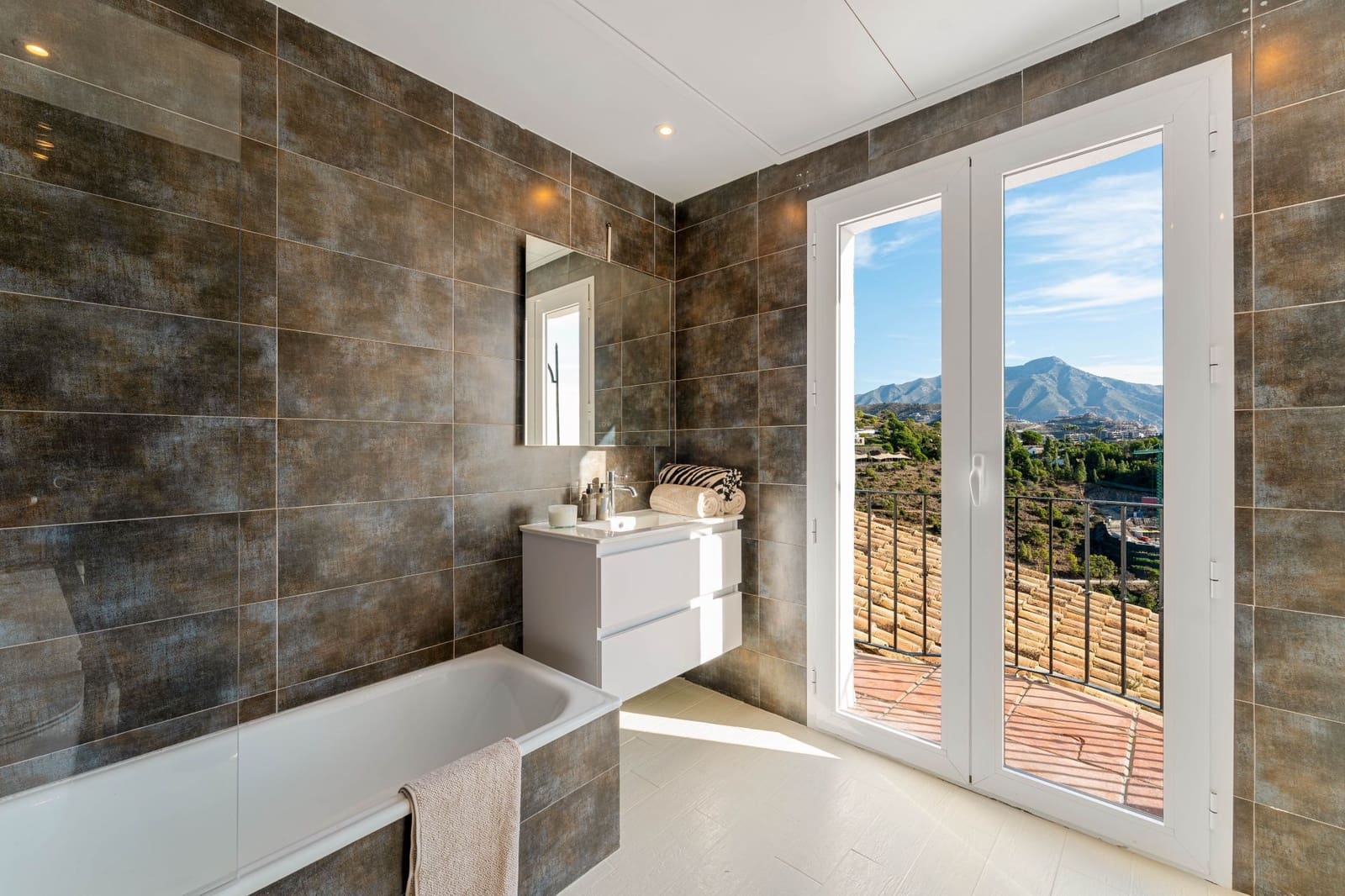 6 Zimmer Villa zu verkaufen in Marbella mit Pool Garage - 2.995.000 € (Ref: 9845136)