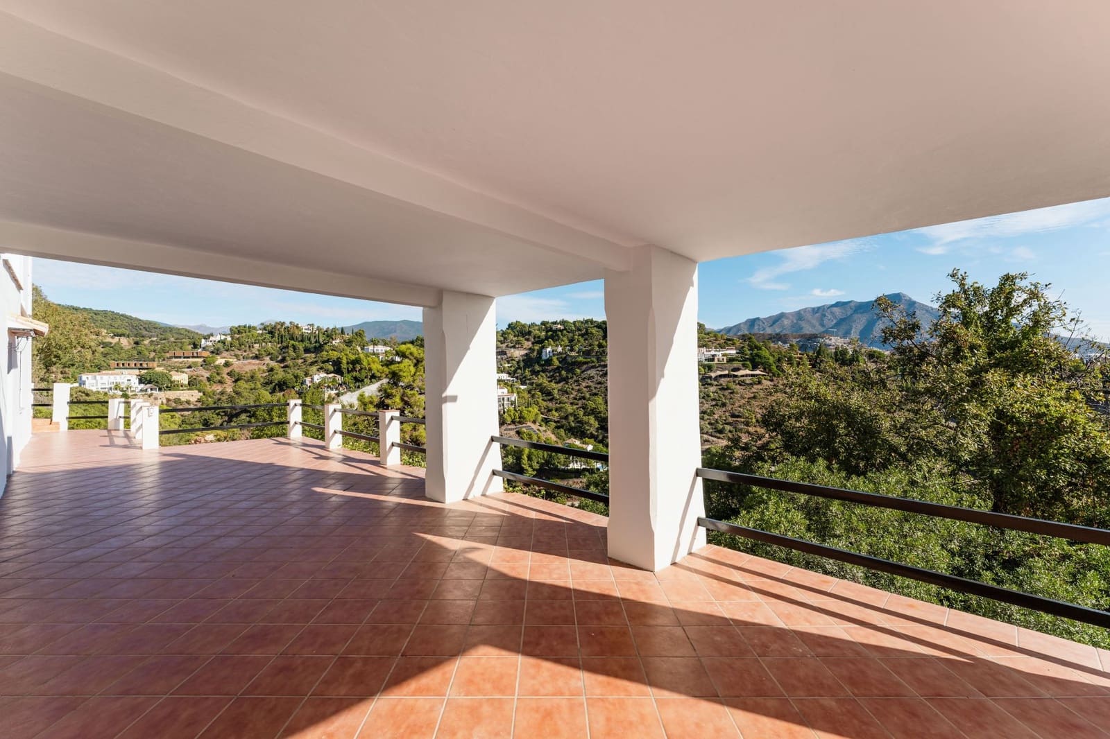6 Zimmer Villa zu verkaufen in Marbella mit Pool Garage - 2.995.000 € (Ref: 9845136)