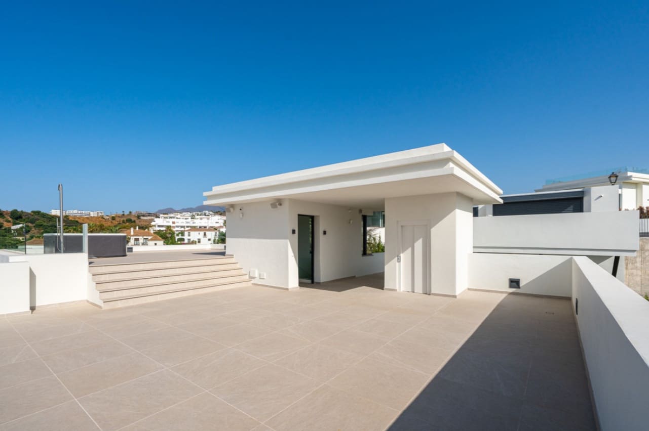 4 sypialnia Willa na sprzedaż w Marbella z basenem garażem - 3 000 000 € (Ref: 9845145)