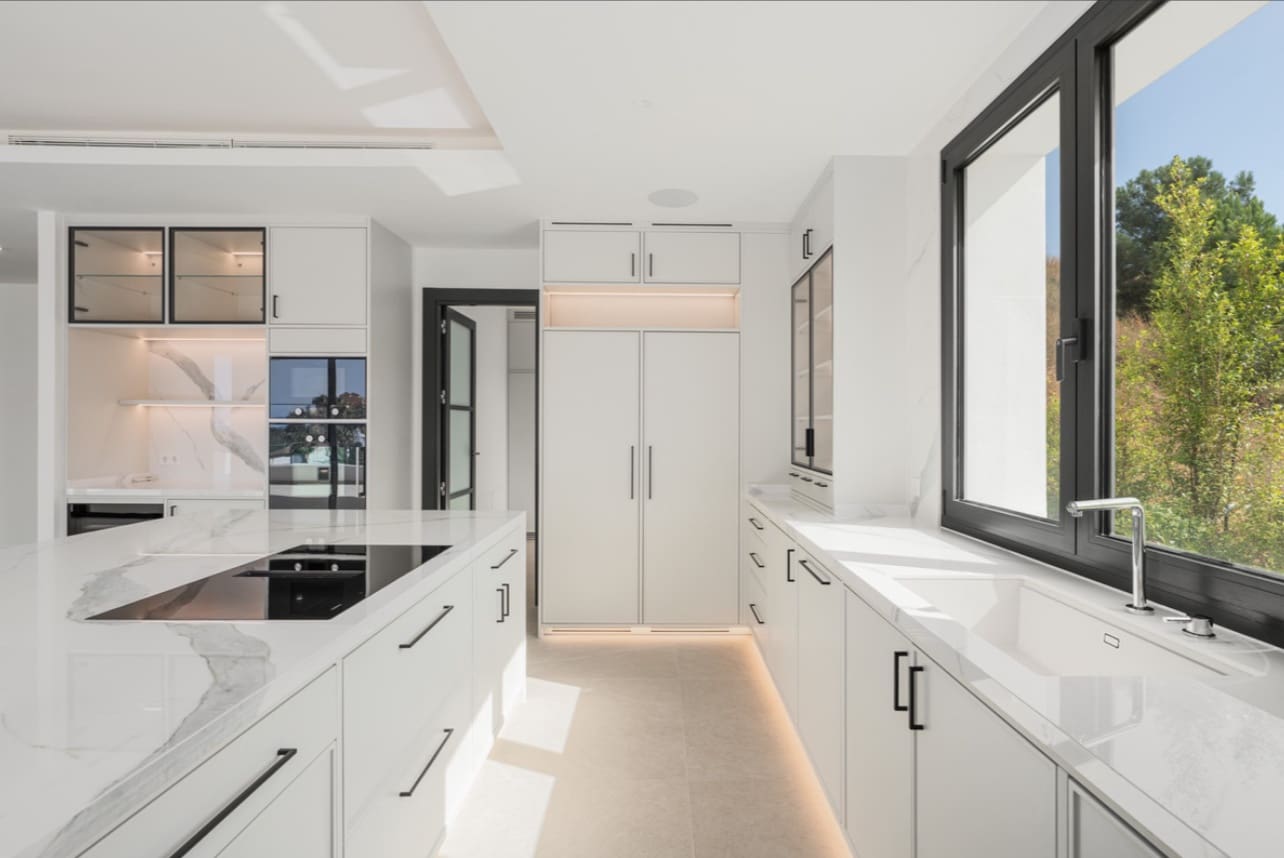 4 sypialnia Willa na sprzedaż w Marbella z basenem garażem - 3 000 000 € (Ref: 9845145)
