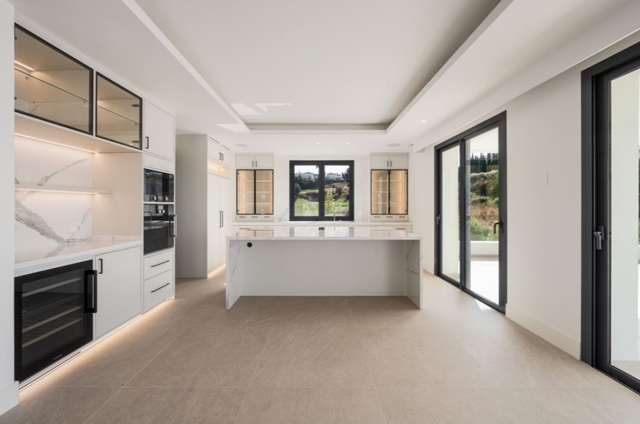4 sypialnia Willa na sprzedaż w Marbella z basenem garażem - 3 000 000 € (Ref: 9845145)