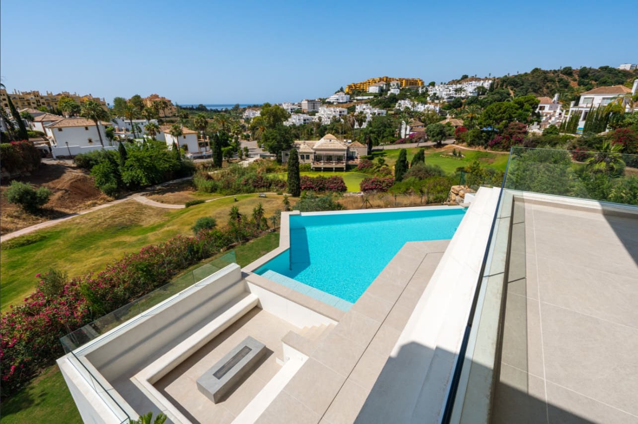4 sypialnia Willa na sprzedaż w Marbella z basenem garażem - 3 000 000 € (Ref: 9845145)