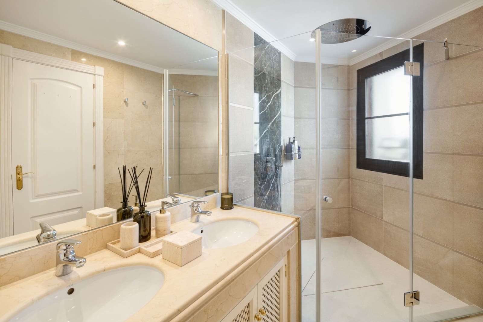 4 quarto Moradia para venda em Benahavis com piscina garagem - 2 950 000 € (Ref: 9845159)
