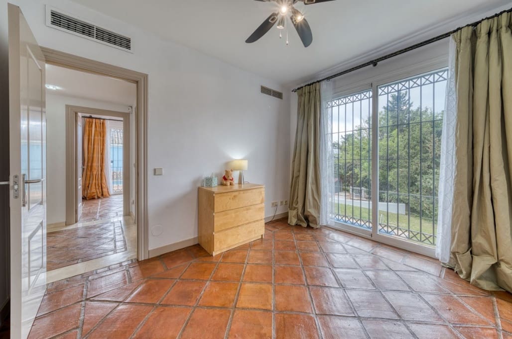 4 soverom Villa til salgs i Manilva med svømmebasseng garasje - € 895 000 (Ref: 9845171)