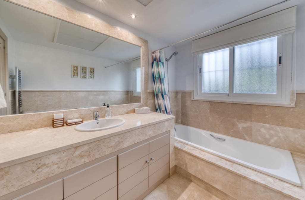 4 soverom Villa til salgs i Manilva med svømmebasseng garasje - € 895 000 (Ref: 9845171)