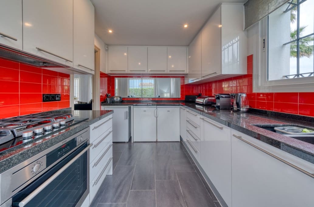 4 soverom Villa til salgs i Manilva med svømmebasseng garasje - € 895 000 (Ref: 9845171)