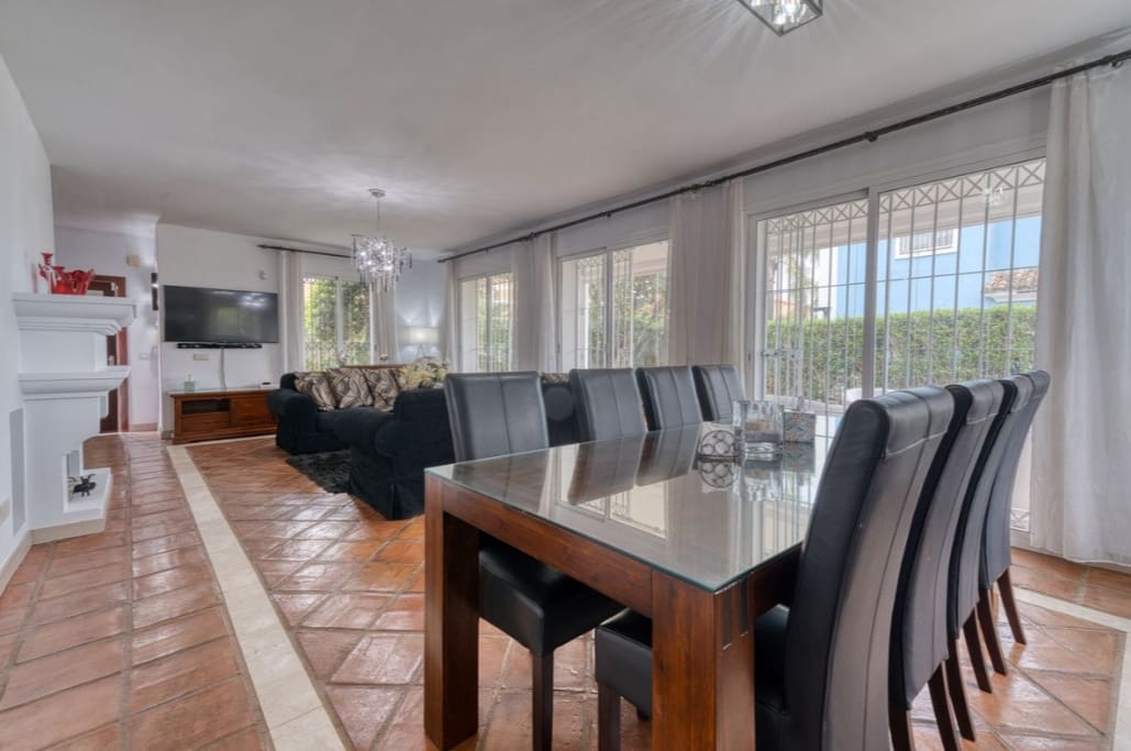 4 soverom Villa til salgs i Manilva med svømmebasseng garasje - € 895 000 (Ref: 9845171)