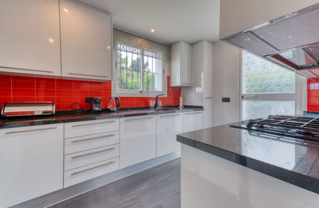 4 soverom Villa til salgs i Manilva med svømmebasseng garasje - € 895 000 (Ref: 9845171)