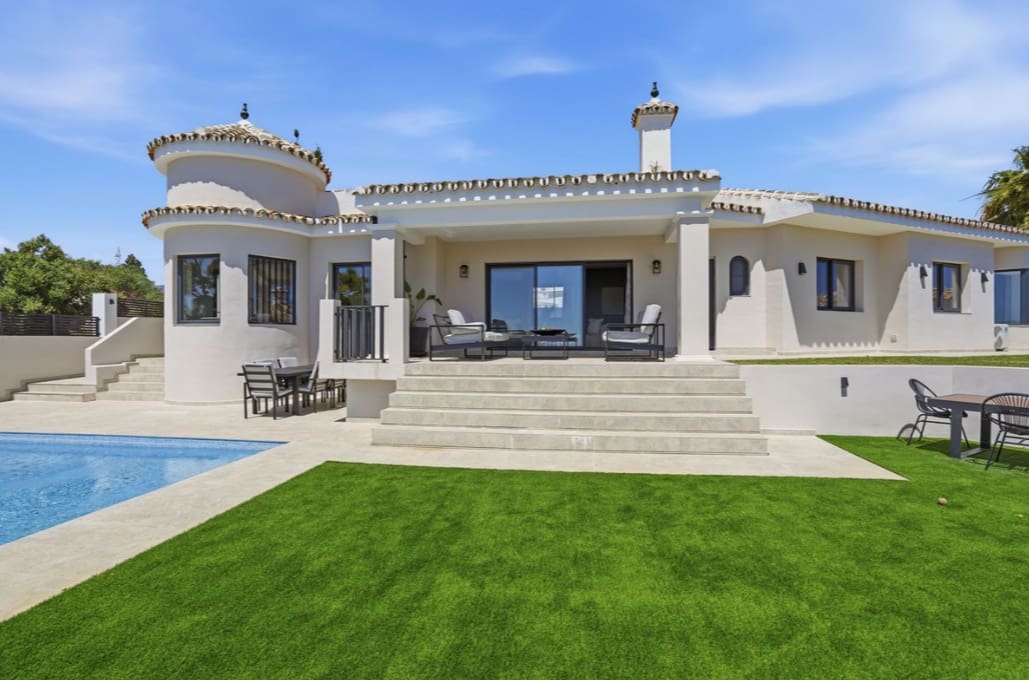 4 bedroom Villa for sale in La Cala de Mijas with pool garage - € 1,599,000 (Ref: 9868362)