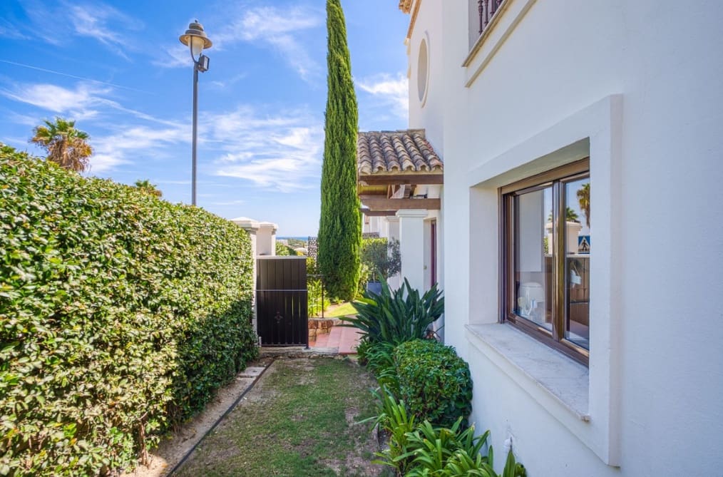 Chalet de 3 habitaciones en Estepona en venta con garaje - 885.000 € (Ref: 9868363)