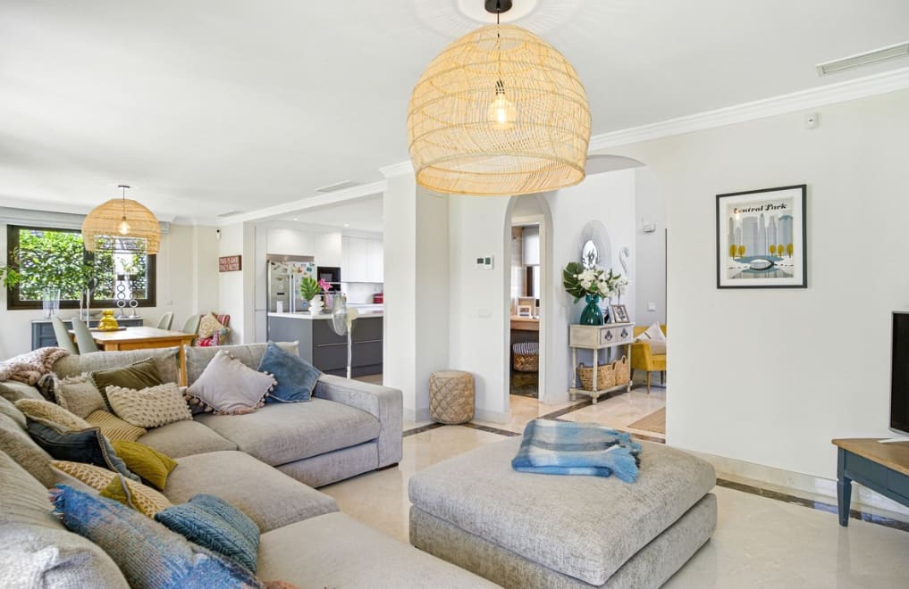 Chalet de 3 habitaciones en Estepona en venta con garaje - 885.000 € (Ref: 9868363)