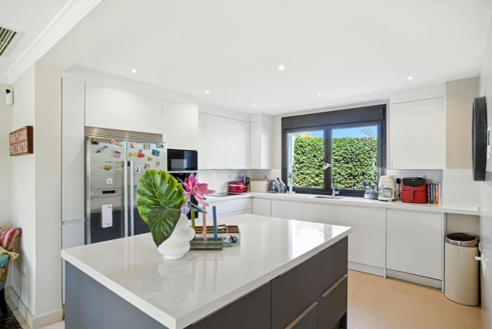 Chalet de 3 habitaciones en Estepona en venta con garaje - 885.000 € (Ref: 9868363)