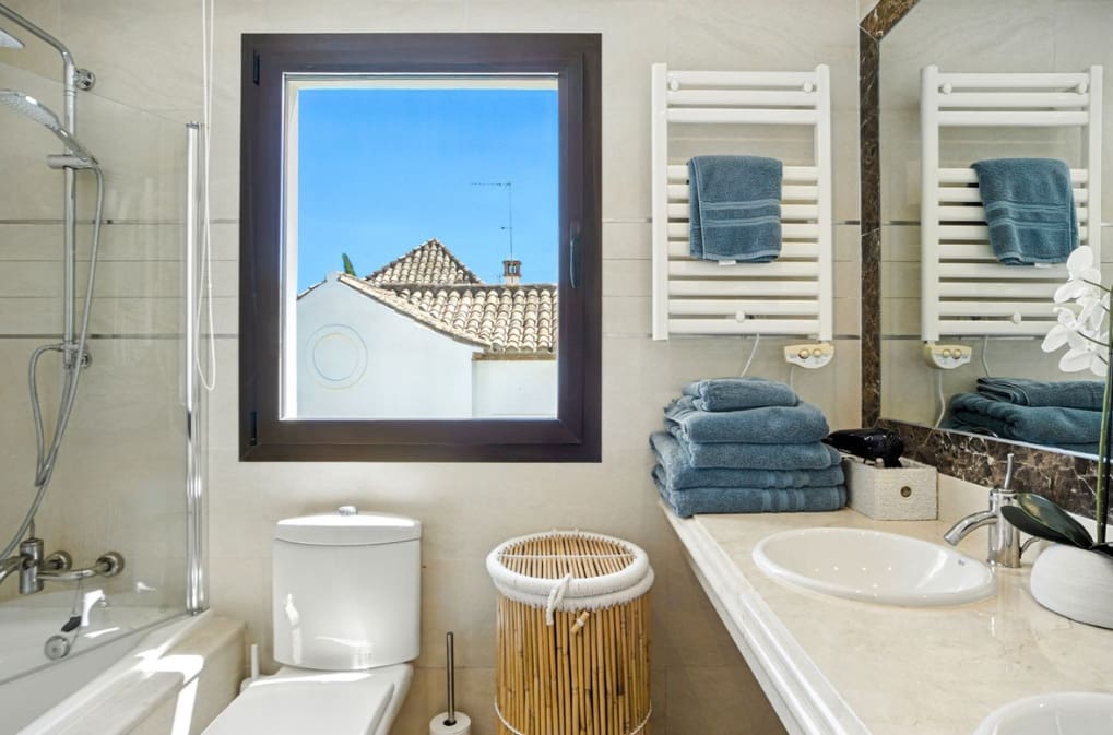Chalet de 3 habitaciones en Estepona en venta con garaje - 885.000 € (Ref: 9868363)
