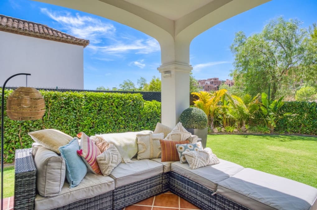 Chalet de 3 habitaciones en Estepona en venta con garaje - 885.000 € (Ref: 9868363)