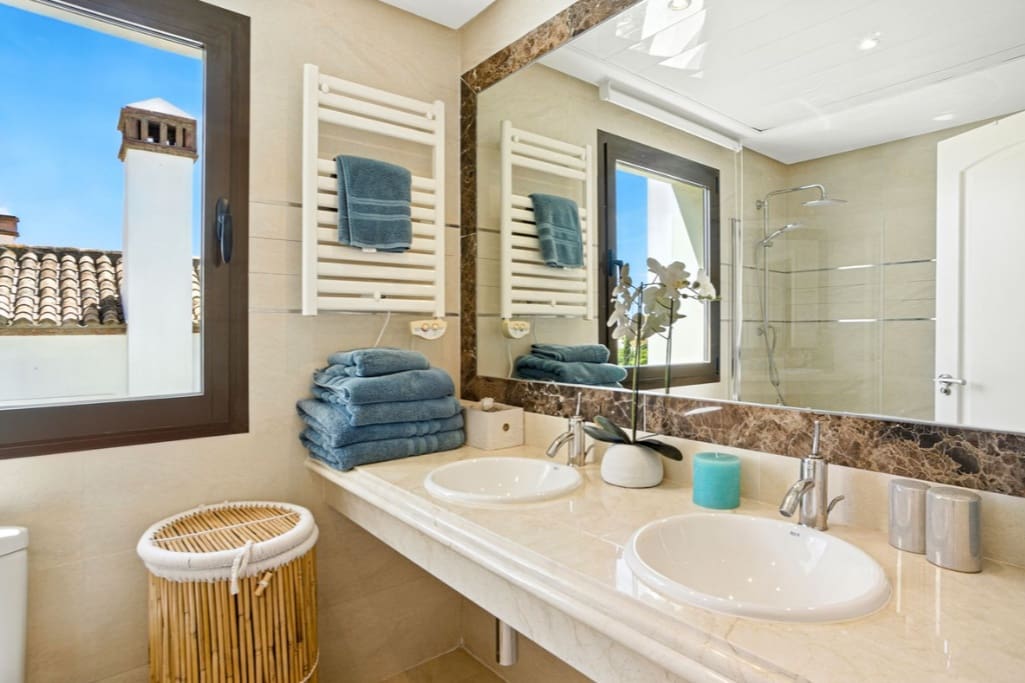 Chalet de 3 habitaciones en Estepona en venta con garaje - 885.000 € (Ref: 9868363)