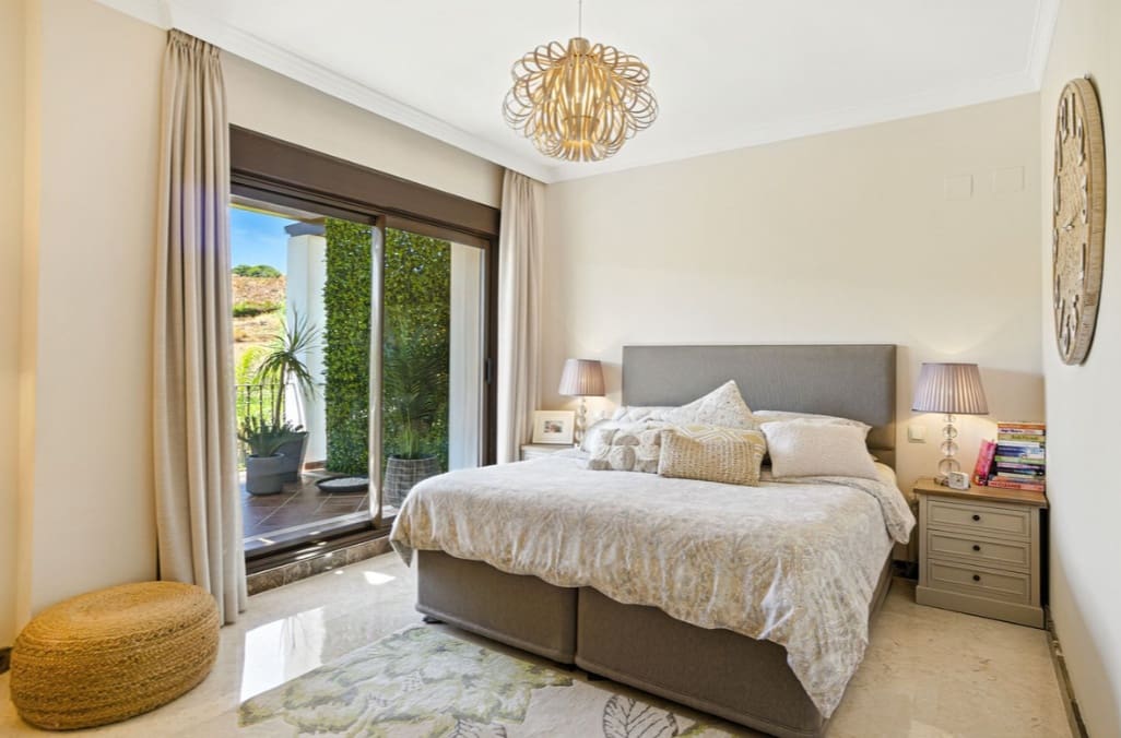 Chalet de 3 habitaciones en Estepona en venta con garaje - 885.000 € (Ref: 9868363)